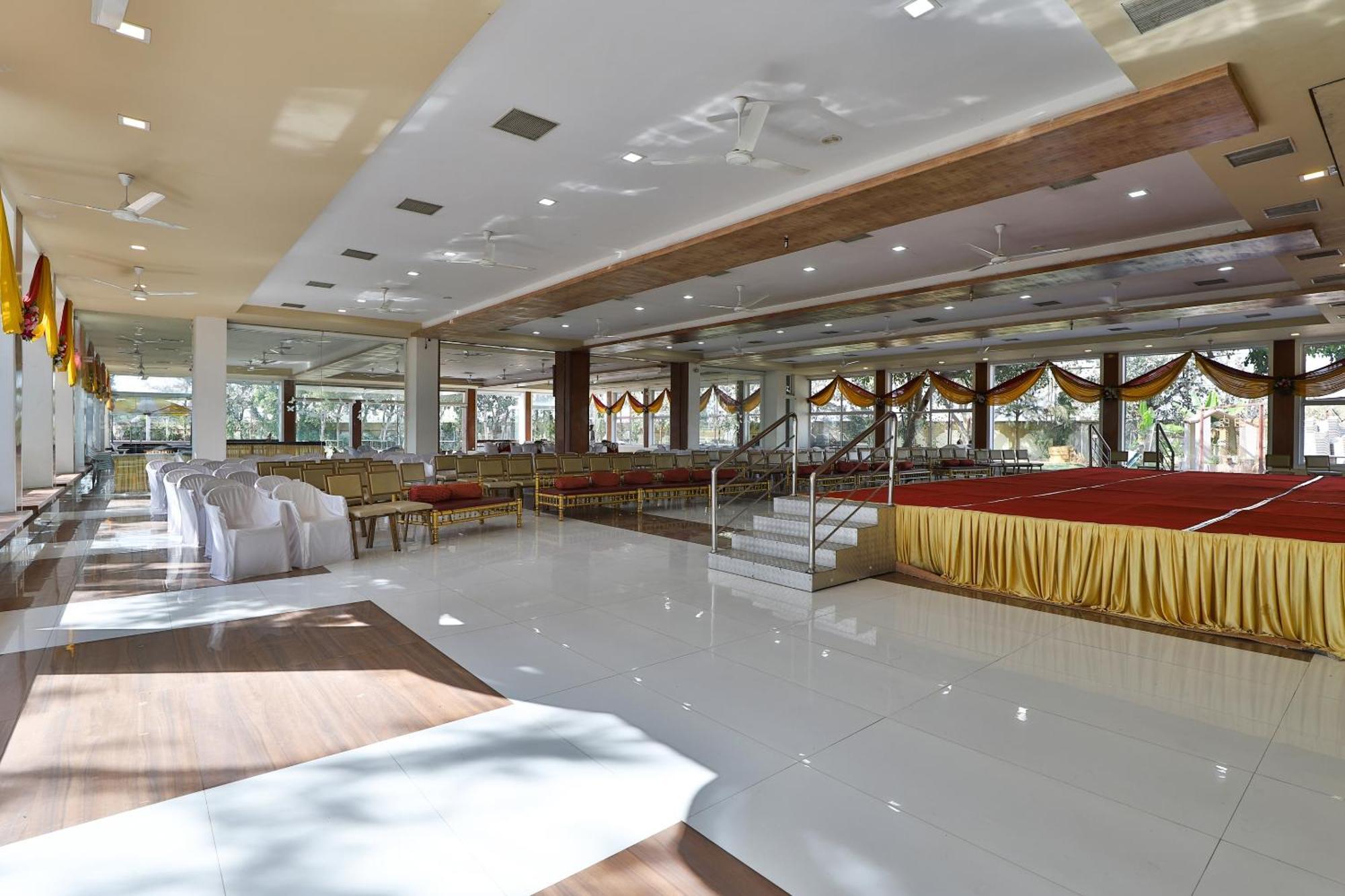 Oyo Milan Party Hall Vadodara Exterior foto