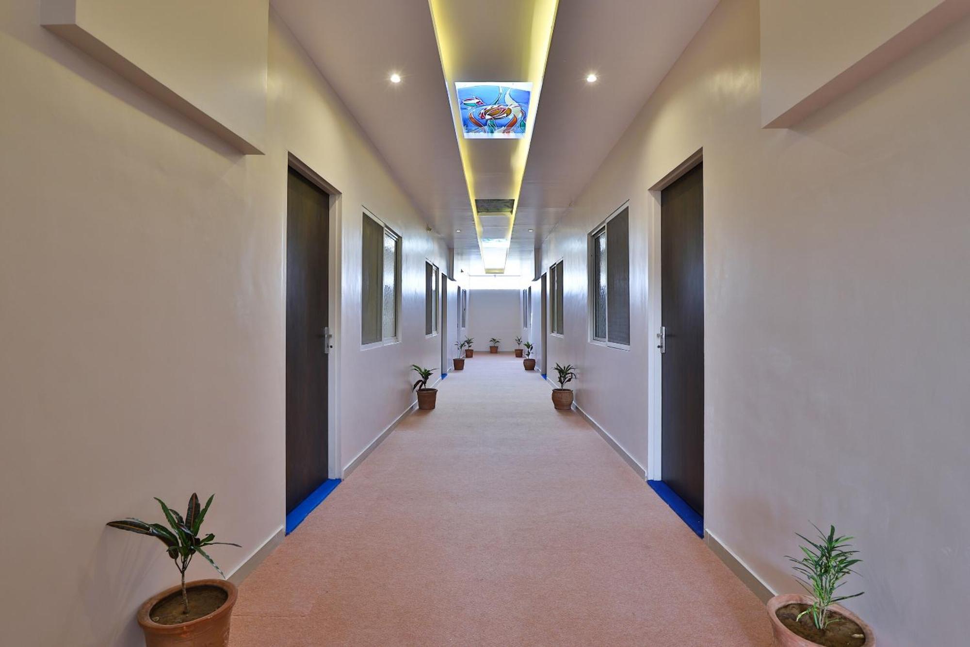 Oyo Milan Party Hall Vadodara Exterior foto